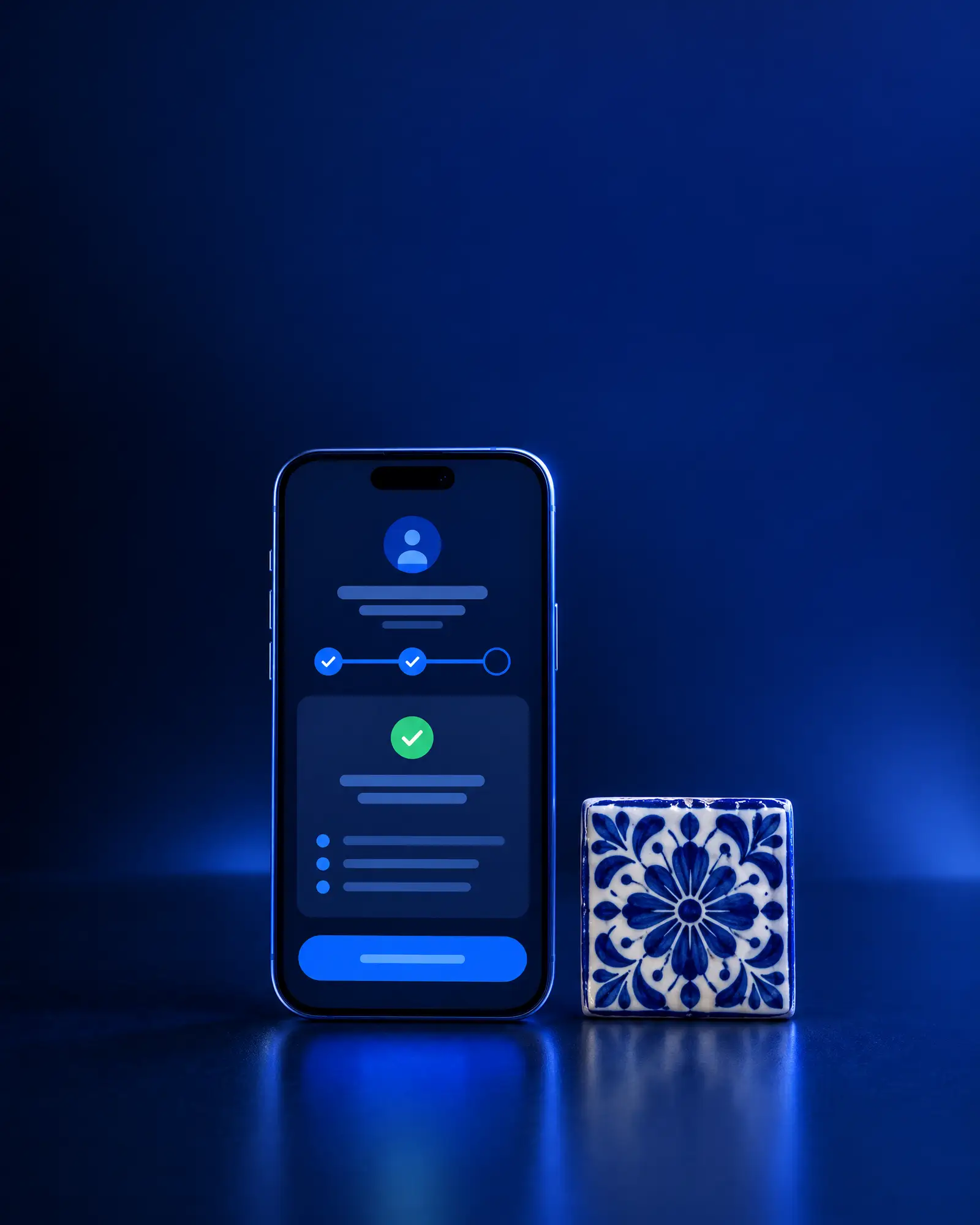 Celular con los pasos del alta de cuenta completados, junto a un azulejo de Talavera